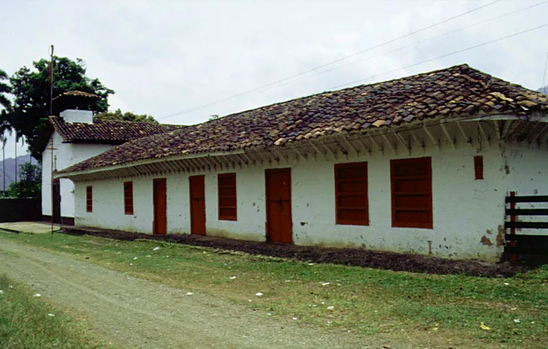 Casa de los Mayores, Titiribí, Antioquia. El uso de aleros muy largos apoyados en jabalcones o pies de amigos se popularizó en Antioquia a fines del siglo XIX.