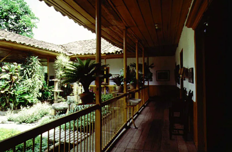 La Esmeralda, Quindío.
A título comparativo se incluye esta casa de finca cafetera en una región poblada durante la colonización antioqueña del centro del país. Nótese el uso de maderas regionales, extensivo a los cielos rasos, pisos y zócalos, característico de la construcción artesanal de la segunda mitad del siglo XIX en la región quindiana y caldense. Los tejados observables en la región productora de café son, en general, de inclinaciones y extensión menores con respecto a los de casas de hacienda de época colonial.