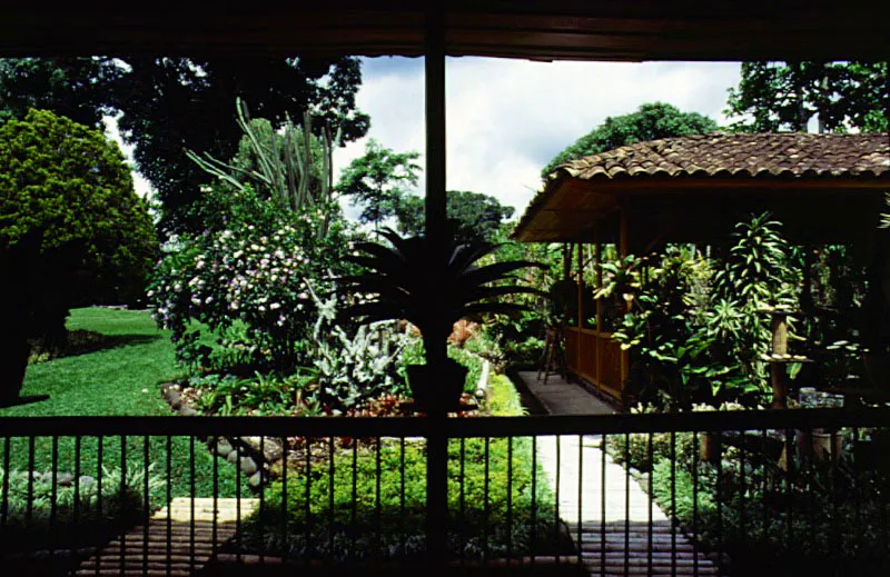 La Esmeralda, Quindío.
A título comparativo se incluye esta casa de finca cafetera en una región poblada durante la colonización antioqueña del centro del país. Nótese el uso de maderas regionales, extensivo a los cielos rasos, pisos y zócalos, característico de la construcción artesanal de la segunda mitad del siglo XIX en la región quindiana y caldense. Los tejados observables en la región productora de café son, en general, de inclinaciones y extensión menores con respecto a los de casas de hacienda de época colonial.