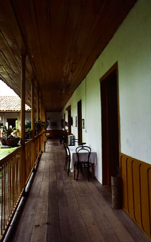 La Esmeralda, Quindío. La adaptación libre a finales del siglo XIX de tradiciones de origen colonial, como son los patios interiores y la relación interior-exterior establecida mediante galerías continuas. El ambiente logrado, debido a las usanzas artesanales de la región y sus circunstancias históricas, es notablemente diferente de lo observable, por ejemplo, en las casas de hacienda coloniales del Valle del Cauca.