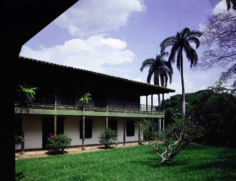 San Felipe, Mariquita, Tolima. Construida
(o re-construida)
durante la segunda mitad del siglo XIX y ampliada en el XX. Se observan los mismos síntomas de época republicana e incluso contemporánea en una construcción donde, a manera de concesión al clima extremo tropical, las galerías son predominantes.