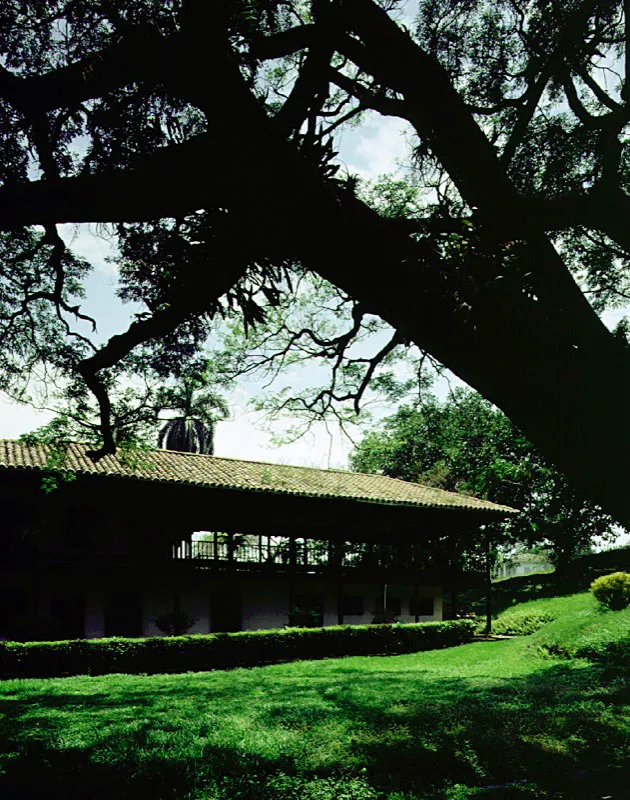 San Felipe, Mariquita, Tolima. La interesante aparicin de un volumen arquitectnico nuevo en este gnero, como es el saln alto abierto, es decir, carente de muros portantes, por la misma razn funcional y climtica. Esto sera, en efecto, una actitud moderna en la arquitectura rural, pero en cuanto a la construccin de poca colonial, no hizo caso a las caractersticas arquitectnicas tradicionales a esas condiciones climticas en ninguna regin neogranadina.  