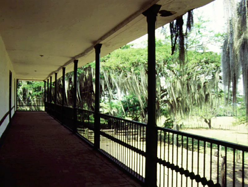 La Esmeralda, El Cerrito, Valle del Cauca.
Fue incluida inadvertidamente en Casa Colonial. Se trata, en realidad de una casa de hacienda netamente republicana pues su construcción data de los últimos años del siglo XIX, con reformas y adiciones de la segunda década del XX. Parece ser que en el lugar existió un pequeño rancho de época indeterminada.
La casa incluye
los elementos compositivos tradicionales presentes en la construcción colonial, como serían las galerías periféricas en poste y dintel de madera y la sobreelevación de un pequeño tramo en piso alto, pero esto ocurre en combinación con cielos rasos planos y cierta simplificación dimensional y desmedro estético de sistemas de columnas, barandas, rejas, puertas y ventanas, lo cual es el indicio formal indicativo de la época republicana.
La casa continúa la tradición de una inspirada escogencia de lugar y localización al aprovechar un altozano que domina la comarca circundante.
