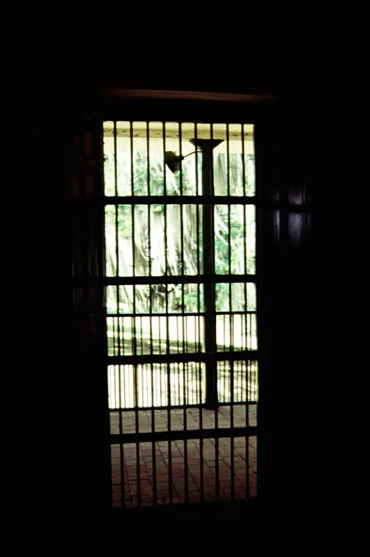La Esmeralda, El Cerrito, Valle del Cauca.
Fue incluida inadvertidamente en Casa Colonial. Se trata, en realidad de una casa de hacienda netamente republicana pues su construcción data de los últimos años del siglo XIX, con reformas y adiciones de la segunda década del XX. Parece ser que en el lugar existió un pequeño rancho de época indeterminada.
La casa incluye
los elementos compositivos tradicionales presentes en la construcción colonial, como serían las galerías periféricas en poste y dintel de madera y la sobreelevación de un pequeño tramo en piso alto, pero esto ocurre en combinación con cielos rasos planos y cierta simplificación dimensional y desmedro estético de sistemas de columnas, barandas, rejas, puertas y ventanas, lo cual es el indicio formal indicativo de la época republicana.
La casa continúa la tradición de una inspirada escogencia de lugar y localización al aprovechar un altozano que domina la comarca circundante.