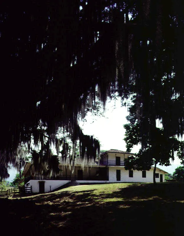 La Esmeralda, El Cerrito, Valle del Cauca.
Fue incluida inadvertidamente en Casa Colonial. Se trata, en realidad de una casa de hacienda netamente republicana pues su construcción data de los últimos años del siglo XIX, con reformas y adiciones de la segunda década del XX. Parece ser que en el lugar existió un pequeño rancho de época indeterminada.
La casa incluye
los elementos compositivos tradicionales presentes en la construcción colonial, como serían las galerías periféricas en poste y dintel de madera y la sobreelevación de un pequeño tramo en piso alto, pero esto ocurre en combinación con cielos rasos planos y cierta simplificación dimensional y desmedro estético de sistemas de columnas, barandas, rejas, puertas y ventanas, lo cual es el indicio formal indicativo de la época republicana.
La casa continúa la tradición de una inspirada escogencia de lugar y localización al aprovechar un altozano que domina la comarca circundante.