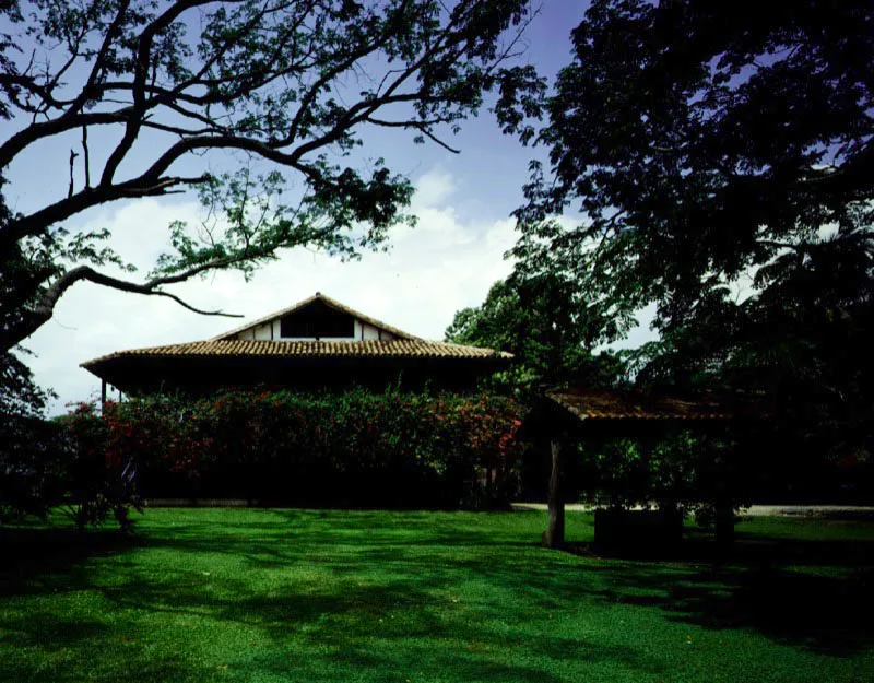 La Unión, Armero, Tolima.
Las casas de hacienda de la región son, en general, posteriores
a la fundación de la ciudad de este nombre, a mediados del siglo XIX, por lo que la construcción de ésta puede datar de 1875
en adelante.
Habría una similaridad tipológica entre San Felipe, en Mariquita, y La Unión, puesto
que ambas se adaptan de modo análogo al clima tropical de la región. La preponderancia de amplias galerías y la localización de salones en piso alto son elementos arquitectónicos implantados en época republicana en la construcción rural de las regiones centrales del país.
