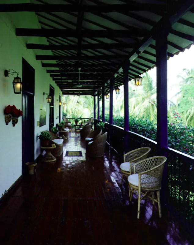 La Unión, Armero, Tolima.
Las casas de hacienda de la región son, en general, posteriores
a la fundación de la ciudad de este nombre, a mediados del siglo XIX, por lo que la construcción de ésta puede datar de 1875
en adelante.
Habría una similaridad tipológica entre San Felipe, en Mariquita, y La Unión, puesto
que ambas se adaptan de modo análogo al clima tropical de la región. La preponderancia de amplias galerías y la localización de salones en piso alto son elementos arquitectónicos implantados en época republicana en la construcción rural de las regiones centrales del país.