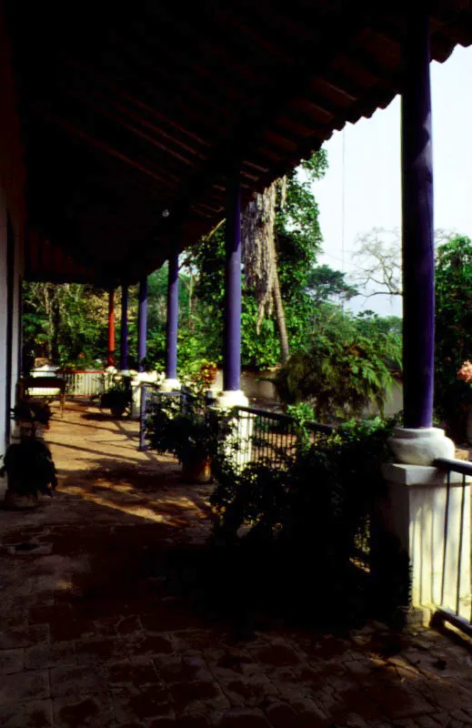  Juan Blanco, Santa Fe de Antioquia. 
Esta, como la mayora de las casas de hacienda de la regin fue construida, en sus tramos originales, durante el auge de la colonizacin y explotacin del territorio antioqueo, a partir del comienzo del siglo XVIII.  El rasgo arquitectnico distintivo de las casas de hacienda antioqueas siguen siendo sus galeras perimetrales sobre columnas de madera apoyadas en basas de mampostera. El nfasis espacial en este y otros casos en la misma regin no es sobre los patios interiores sino hacia las caras exteriores de la edificacin.

 