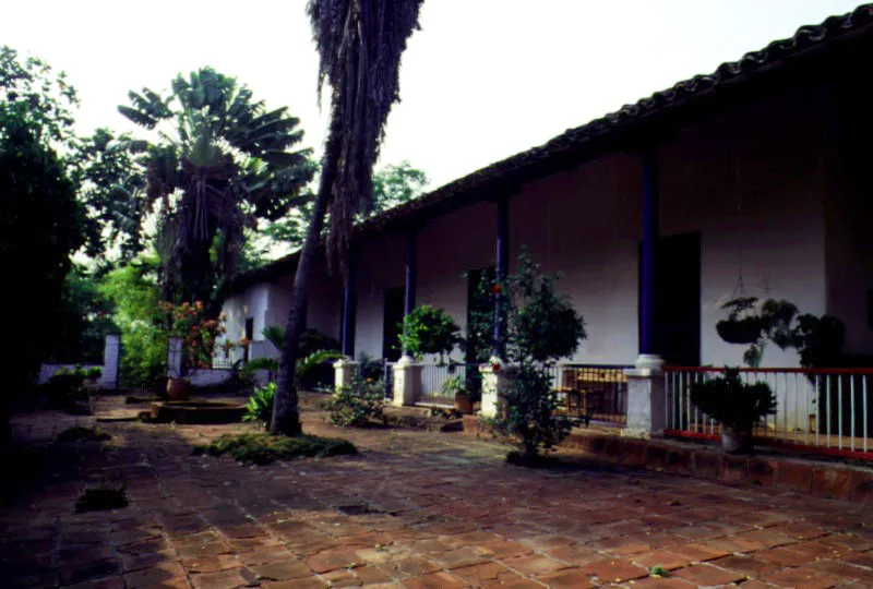 Juan Blanco, Santa Fe de Antioquia. La abundante vegetación en torno a la casa ha sido conservada como un elemento básico en la relación entre ésta y el lugar. La calidad ambiental así lograda le suma autenticidad a una y otro.