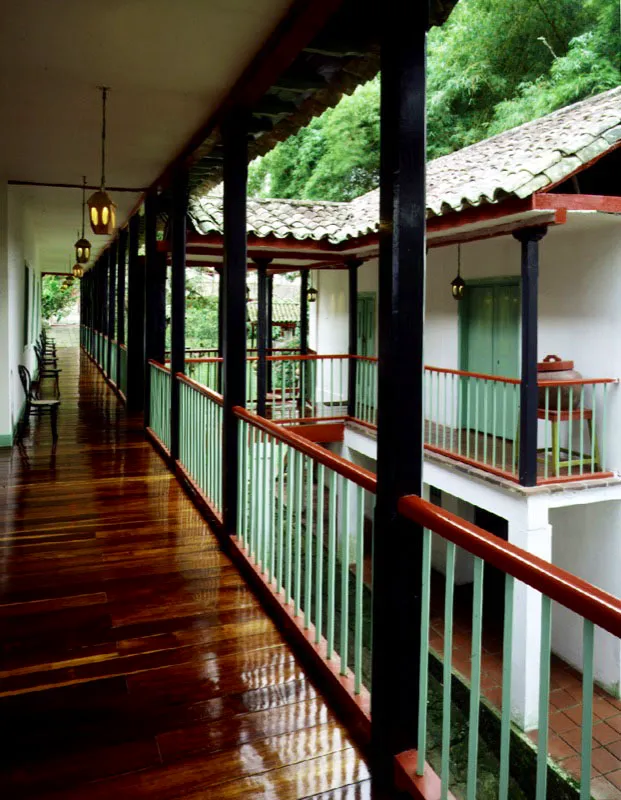 Mesitas de Santa Inés, Cachipay, Cundinamarca. Aunque muy extensamente reconstruida, la casa conserva buena parte de la ordenación espacial característica de edificaciones residenciales urbanas de finales del siglo XIX en Bogotá, en las cuales los corredores y galerías conforman la mayor área.
Es posible que la casa haya surgido en la época de 1870-1900, cuando el ferrocarril Bogotá-Girardot propició el desarrollo socioeconómico de la región y Cachipay
era una de las estaciones intermedias importantes.
Nótese el uso tradicional de galerías en poste y dintel de madera combinada con pisos, cielos rasos y tabiques en el mismo material.