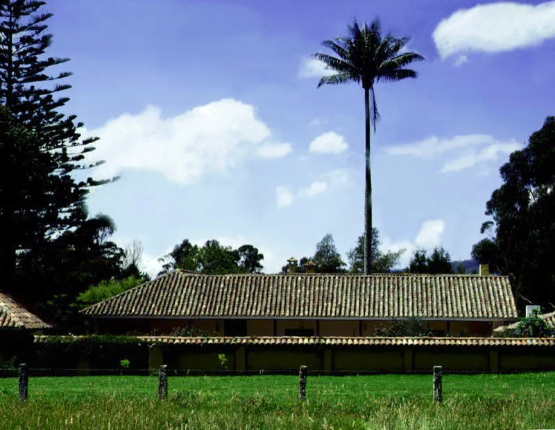 Santa Rosa, El Rosal, Cundinamarca.
Un destacado ejemplo de casa de finca de época republicana localizada en terrenos resultantes de una subdivisión de subdivisiones de propiedades de época colonial, ocurridas sucesivamente en el curso de los siglos XIX y XX. Santa
Rosa reemplaza, en
los primeros años
del siglo XX, a un modesto rancho existente en el lugar.
La casa presenta sucesivas ampliaciones en torno a un espacio central y el uso correcto de elementos tradicionales como
son los tejados y las galerías perimetrales.