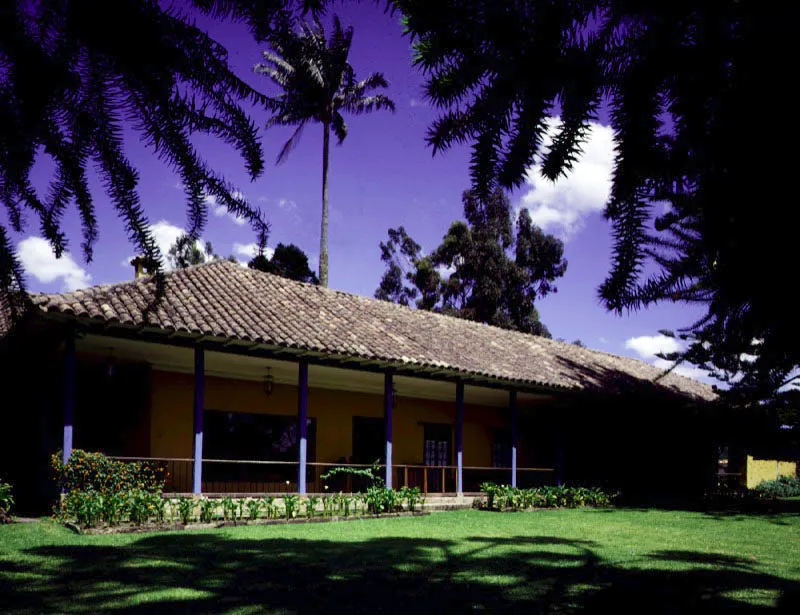 Santa Rosa, El Rosal, Cundinamarca. 
Un destacado ejemplo de casa de finca de poca republicana localizada en terrenos resultantes de una subdivisin de subdivisiones de propiedades de poca colonial, ocurridas sucesivamente en el curso de los siglos XIX y XX. Santa 
Rosa reemplaza, en 
los primeros aos 
del siglo XX, a un modesto rancho existente en el lugar.
La casa presenta sucesivas ampliaciones en torno a un espacio central y el uso correcto de elementos tradicionales como 
son los tejados y las galeras perimetrales.  