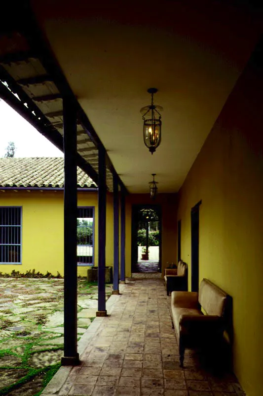 Santa Rosa, El Rosal, Cundinamarca.
Un destacado ejemplo de casa de finca de época republicana localizada en terrenos resultantes de una subdivisión de subdivisiones de propiedades de época colonial, ocurridas sucesivamente en el curso de los siglos XIX y XX. Santa
Rosa reemplaza, en
los primeros años
del siglo XX, a un modesto rancho existente en el lugar.
La casa presenta sucesivas ampliaciones en torno a un espacio central y el uso correcto de elementos tradicionales como
son los tejados y las galerías perimetrales.
