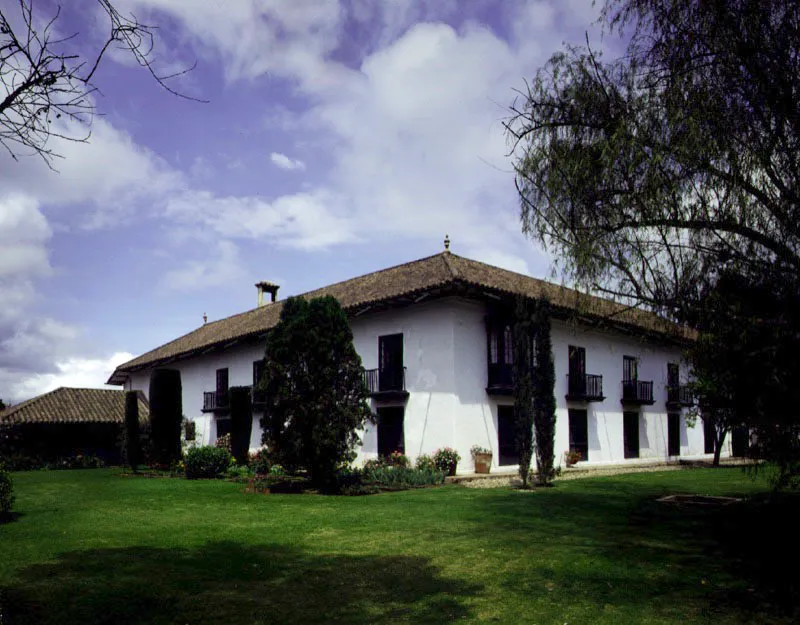 Los Arboles, Madrid, Cundinamarca.
La hacienda de este nombre se configuró al final del siglo
XVIII como parte
del proceso de fraccionamiento de las grandes propiedades en el suroccidente de la sabana de Bogotá.
La estructura de la casa y su ordenación espacial en torno a
un patio central de bellas proporciones,
de época colonial,
se incluyen en el presente capítulo debido al interesante
y acertado proceso
de republicanización integral llevado a
cabo entre las dos últimas décadas del siglo XIX y las dos primeras del XX.