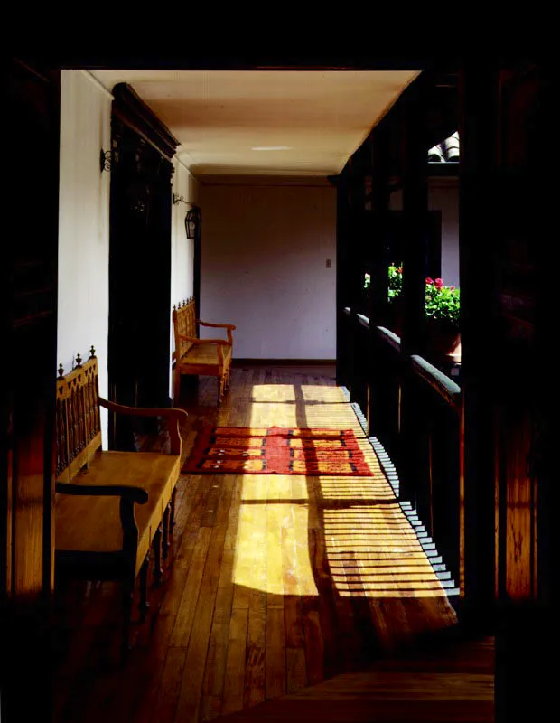Los Arboles, Madrid, Cundinamarca.
Es una demostración de cómo es realmente posible el paso de una edificación del siglo XVIII al eclecticismo europeizante del XIX y de éste a la ambientación propia del XX, sin desmedro de la arquitectura original ni pérdida
del valor de la casa. Documento histórico.