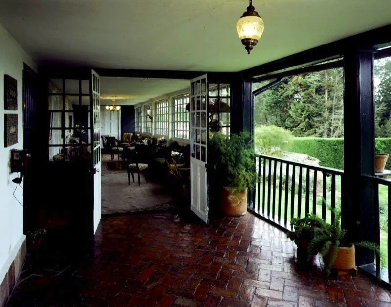Los Arboles, Madrid, Cundinamarca.
Es una demostración de cómo es realmente posible el paso de una edificación del siglo XVIII al eclecticismo europeizante del XIX y de éste a la ambientación propia del XX, sin desmedro de la arquitectura original ni pérdida
del valor de la casa. Documento histórico.