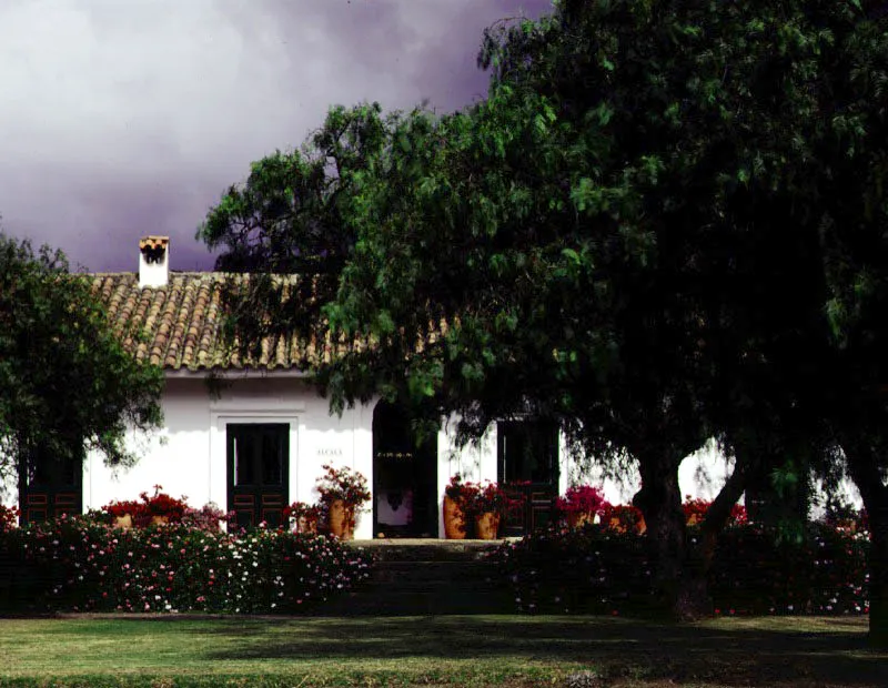 Alcalá, Samacá, Boyacá.
La casa data en su primer tramo del siglo XVIII, pero fue ampliada y reconstruida durante
el XIX. Es como Villa del Rosario, un caso limítrofe, en el cual la construcción original ha perdido calidades arquitectónicas originales a través
de sucesivas transformaciones, pero retiene algunos rasgos espaciales y ambientales. Nótese el uso moderno de un acabado de época republicana, el papel de colgadura.