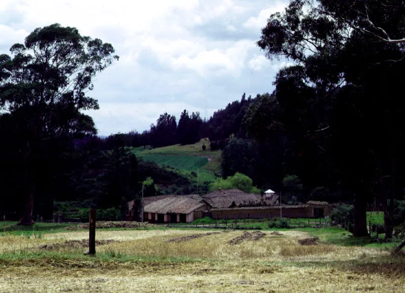 Aposentos, Cogua, Cundinamarca. El singular tratamiento de antejardn con reja, propio de quinta del antiguo Bogot. 