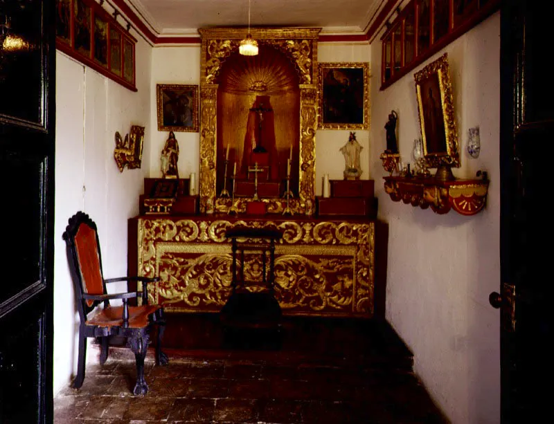 Aposentos, Cogua, Cundinamarca.  La abigarrada coleccin de dorados coloniales en el oratorio republicano. 