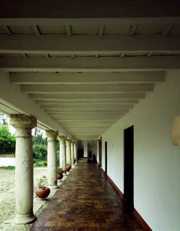 El Noviciado, Cota, Cundinamarca.
Fue fundada en el primer tercio del siglo XVII por el jesuita José Hurtado. No se sabe si la edificación existente allí, hoy sede campestre de la Universidad de los Andes, es la misma a la cual se refieren documentos del siglo XVIII o, según indicios técnicos, una reconstrucción parcial llevada a cabo en el siglo XIX de las ruinas de la que fuera abandonada por los jesuitas al ser expulsados de la Nueva Granada al final del siglo XVIII.
La inclusión de El Noviciado aquí se debe al aspecto y factura técnica de época republicana que muestra actualmente.