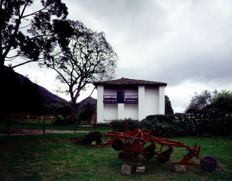El Noviciado, Cota, Cundinamarca. Fachadas de la casa que dejan ver su carácter trunco o incompleto.