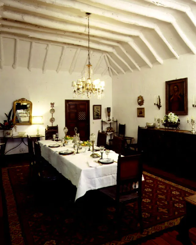 El Vergel, Ibagué, Tolima.
Para este caso tendrían vigencia las observaciones hechas
a propósito de las
casas de San Felipe
en Mariquita y La Unión en Armero, pertenecientes a la misma región geográfica y con
una índole arquitectónica
análoga.
El Vergel ha sido notablemente modernizada, pero conserva el ambiente y dimensiones de sus galerías de piso alto.