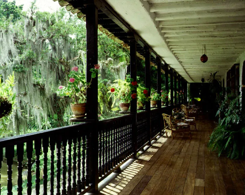 El Vergel, Ibagué, Tolima.
Para este caso tendrían vigencia las observaciones hechas
a propósito de las
casas de San Felipe
en Mariquita y La Unión en Armero, pertenecientes a la misma región geográfica y con
una índole arquitectónica
análoga.
El Vergel ha sido notablemente modernizada, pero conserva el ambiente y dimensiones de sus galerías de piso alto.
