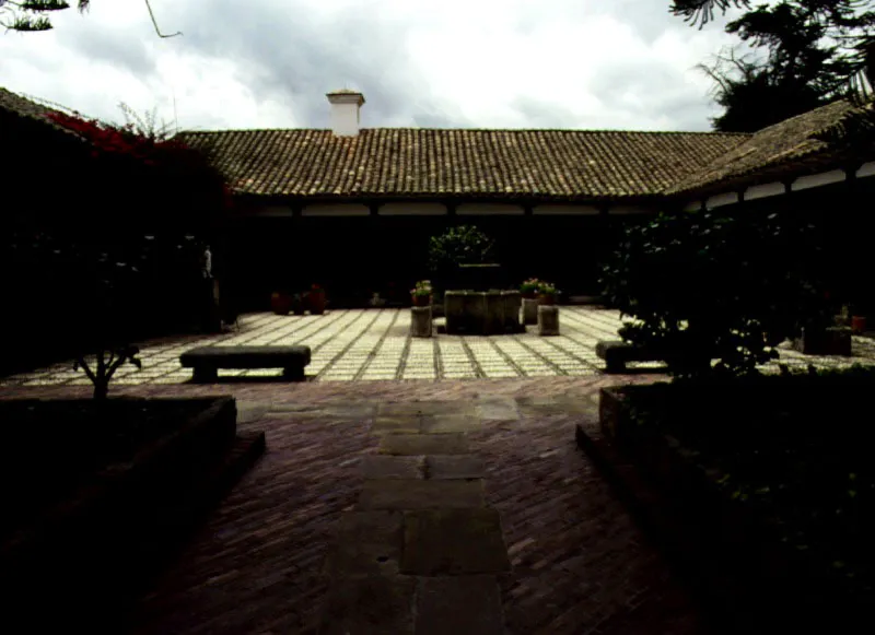 La Ramada, Madrid, Cundinamarca.
Es resultado de sucesivos fraccionamientos y reestructuraciones de haciendas de la sabana de Bogotá entre la segunda mitad del siglo XVIII y la primera del XIX. Parece ser que sólo un tramo de la casa actual data de la época colonial, siendo los restantes productos de ampliaciones y reformas que se prolongaron hasta las primeras décadas del siglo actual. La casa, por último, ha sido objeto de la modernización necesaria para adaptarla a los modos de vida contemporáneos.
Página opuesta, El cerramiento de corredores y galerías, originalmente abiertos, mediante celosías, calados y antepechos, es un proceso arquitectónico común a todas las casas de hacienda de cualquier época en las regiones de clima frío y templado. Se supone que por ese medio se logra mayor comodidad y una
apariencia más elegante.