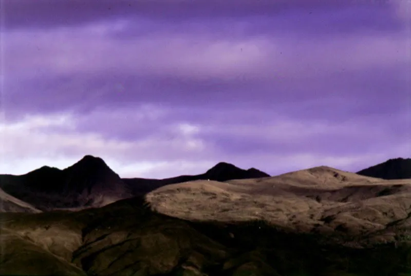 Páramo de Sumapaz visto desde La Regadera: testigos mudos de la evolución urbana. El macizo de Sumapaz se comunica con la sabana a través del valle del río Tunjuelo.