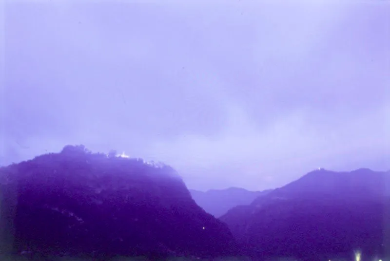 Monserrate y Guadalupe envueltos en el aura infinita de una sola luz.  