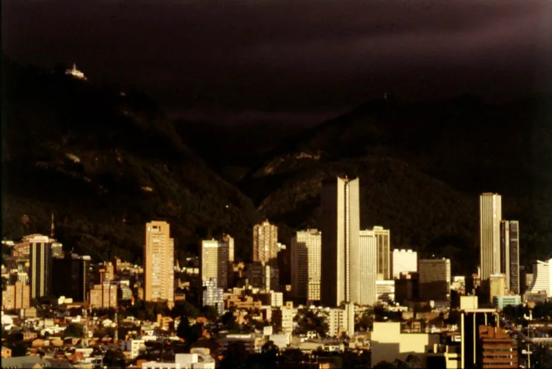 Los cerros de Monserrate y Guadalupe sirven como gran teln de fondo al Centro Internacional de Bogot. 