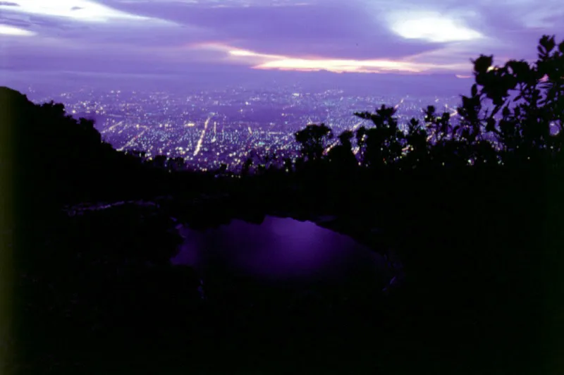 Las luces de la ciudad comienzan a encenderse. Vista desde el cerro norte de La Cumbrera. 