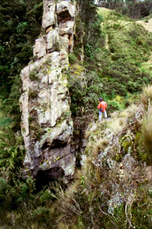 Montaismo en El Hoyo, detrs de los cerros, en cercanas del ro Teusac. 