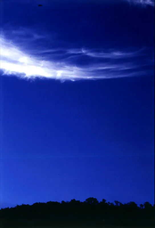 Detrás de las nubes, una luz intensa se vierte sobre La Floresta.