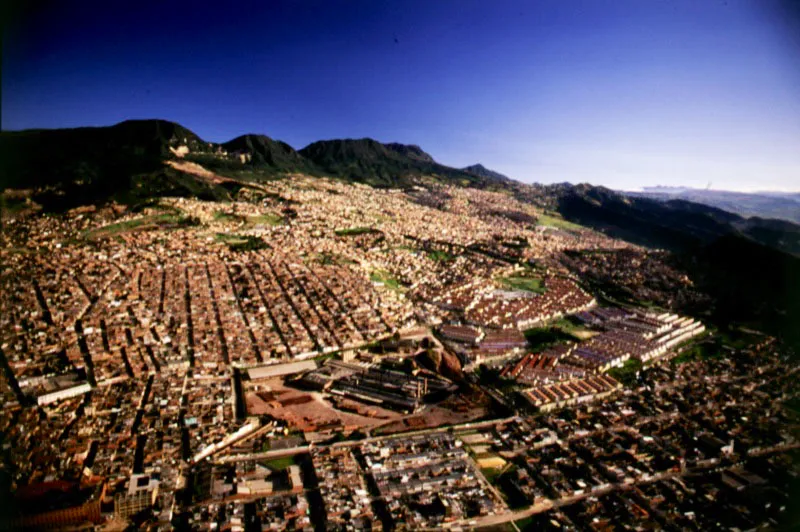 Salida hacia los Llanos Orientales, sobre los cerros del sur. 