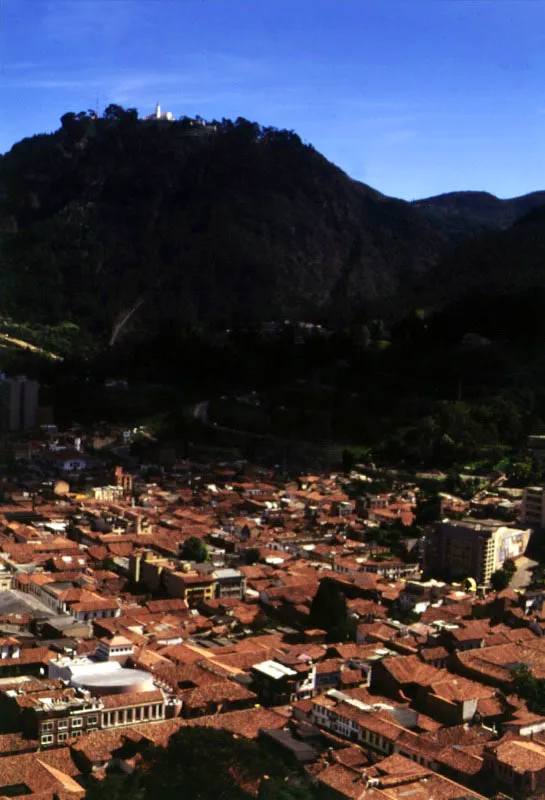 El cerro de Monserrate en sobrevuelo del barrio La Candelaria. 