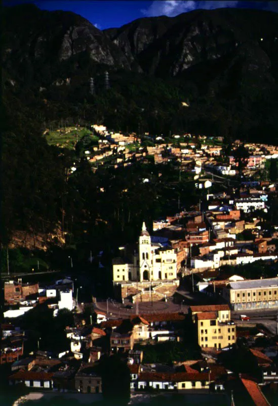 De diversas formas la trama de la ciudad se apropia de los cerros: aqu el barrio Egipto. 