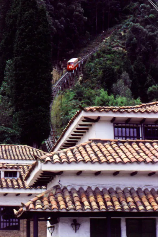  El rojo carro del funicular, que tambin conduce a las alturas del cerro, se aproxima a la estacin. 