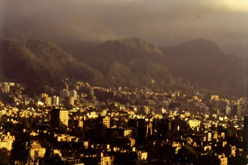 Una luz madura y dulce ilumina oblicuamente la ciudad y sus cerros. 