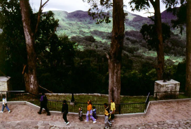 Paseo del Viacrucis, en la va a Monserrate, con los bosques del acueducto al fondo.
 