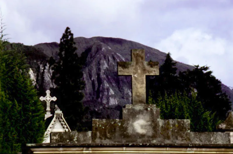  Los cerros vistos desde el Cementerio Central de la ciudad. 