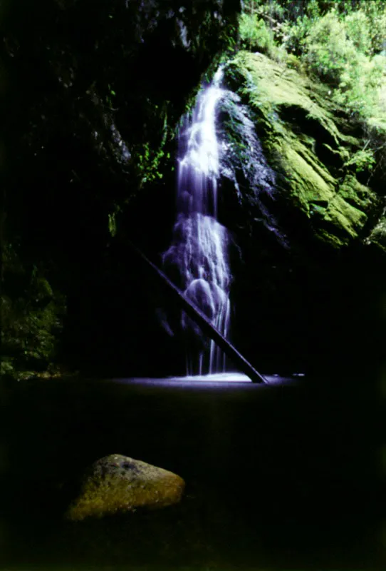 Los líquenes tiñen las rocas de la cascada de La Ninfa.