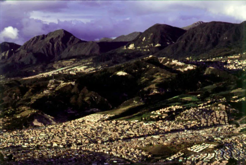 Desarrollo de la ciudad sobre los cerros del suroriente. 