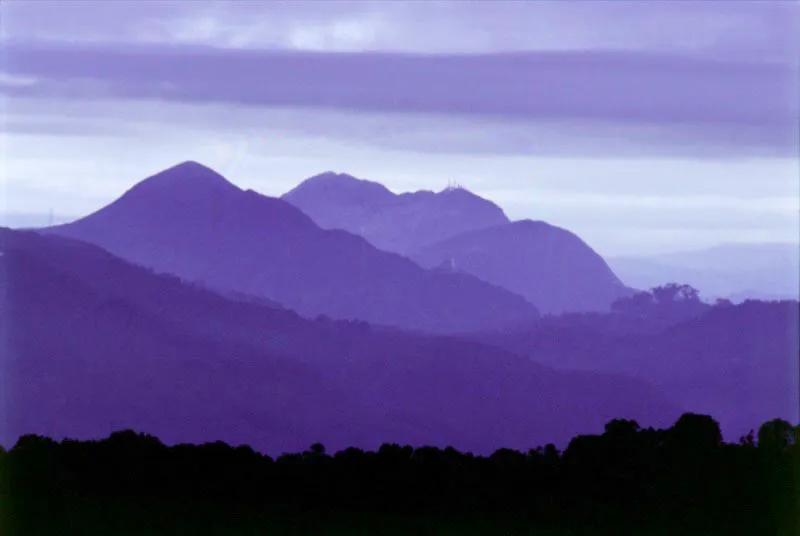 La topografa de los cerros conforma diversos telones y escenarios. Vista al sur desde La Floresta.
 