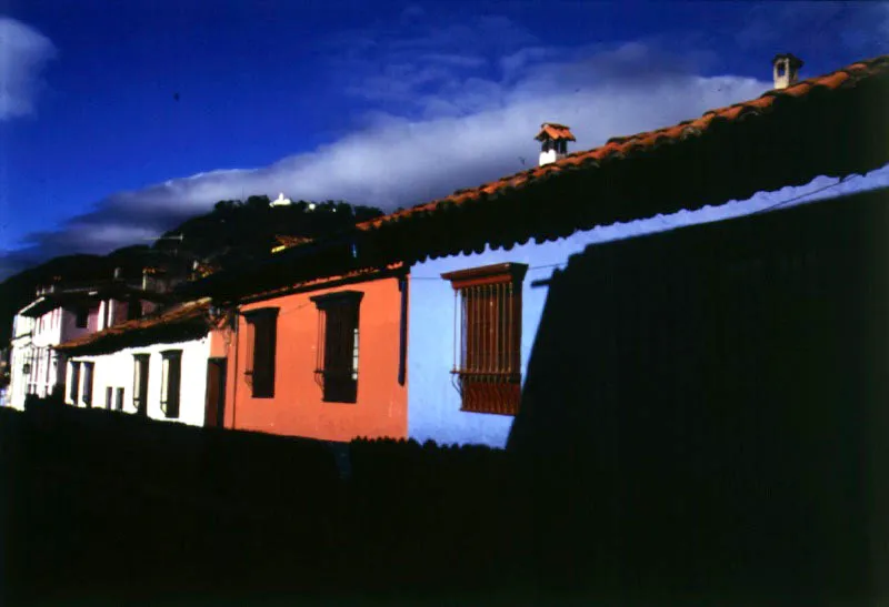 Barrio de La Candelaria, con Monserrate al fondo.
 