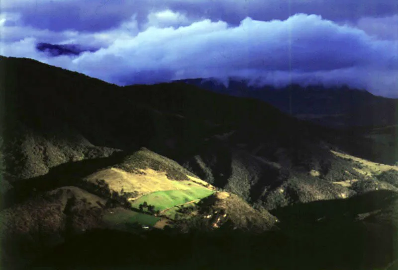 Vista al sur desde Miravalles, detrs de los cerros orientales. Un cielo veteado y un cono de luces centellante, transformado por alguna mgica accin de la naturaleza.  