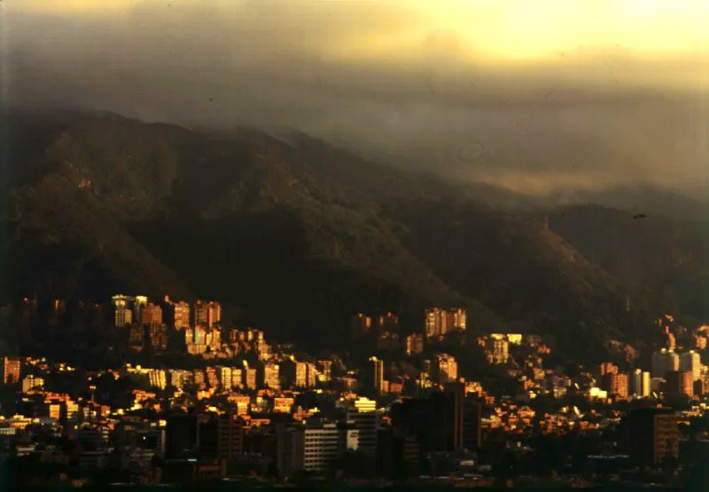  Los cerros en el sector comprendido entre las calles 92 y 70. En el trnsito del crepsculo surgen islotes de sol, reflejos luminosos, sombras.  