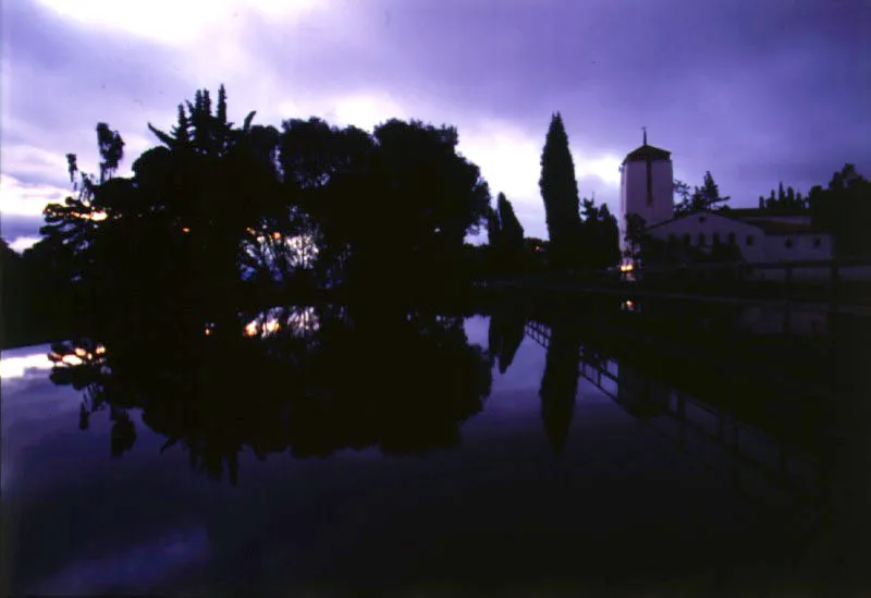 Sombras y reflejos producidos por el atardecer en el acueducto de Vitelma. 