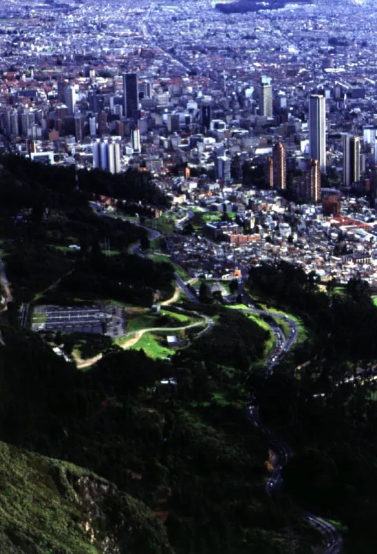 Centro, Avenida Circunvalar y Tanque del Silencio sobre el Parque Nacional.  