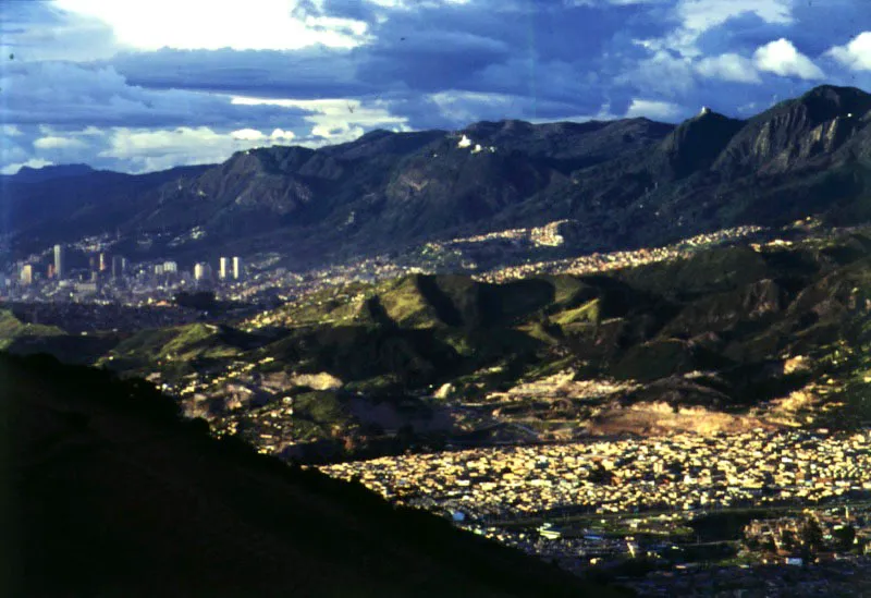 Desarrollo de la ciudad sobre los cerros del suroriente. 